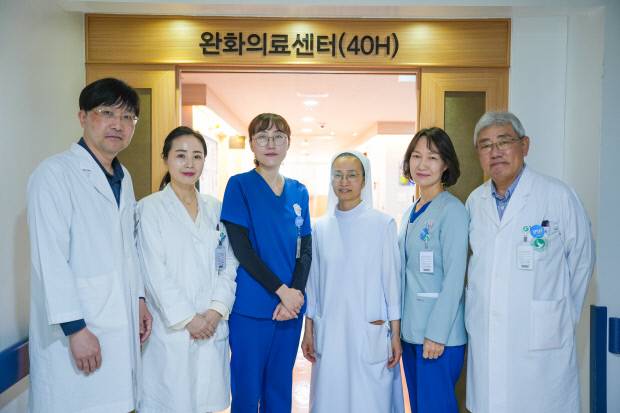 포항성모병원 호스피스완화의료센터 단체사진. 포항성모병원 제공.