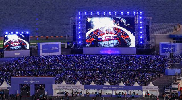 2030 부산세계박람회 유치 기원 BTS 콘서트 'Yet to Come in BUSAN'가 열린 2022년 10월 15일 오후 라이브플레이(LIVE PLAY)가 진행된 부산항 국제여객터미널 야외주차장에서 팬들과 시민들이 공연을 관람하고 있다. 김종진 기자 kjj1761@