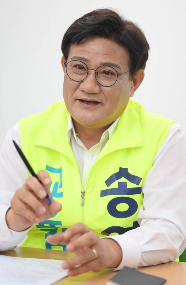 송영기 경남도교육감 후보가 창원시 성산구 중앙동 선거사무소에서 주요 교육 현안에 대해 입장을 밝히고 있다./김승권 기자/
