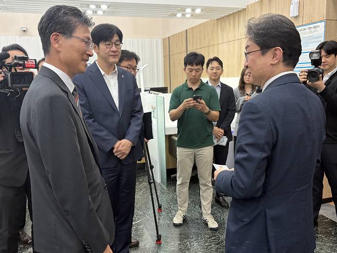 이억원 금융위원장(사진 오른쪽)과 강태영 농협은행장이 국민성장펀드 가입 직후 인사를 나누고 있다./사진=김정후 기자