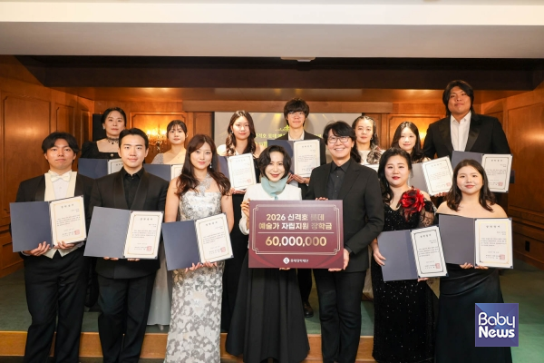 신격호 롯데 예술가자립지원 장학생 오페라 갈라 콘서트 단체사진. ⓒ롯데장학재단