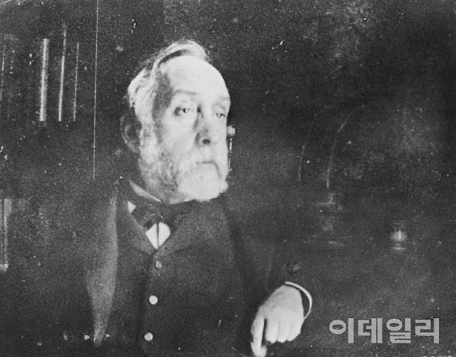 만년의 에드가 드가. 1895년경 예순한 살 무렵에 서재에 앉아 있는 드가를 촬영했다. 사진을 찍은 이는 알 수가 없다.