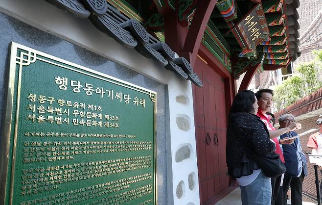 오세훈 국민의힘 서울시장 후보가 22일 서울 성동구 행당동 아기씨당 앞에서 행당 7구역 아기씨굿당 피해주민 현장간담회를 열고 관련 입장을 밝히고 있다. (사진=뉴시스)