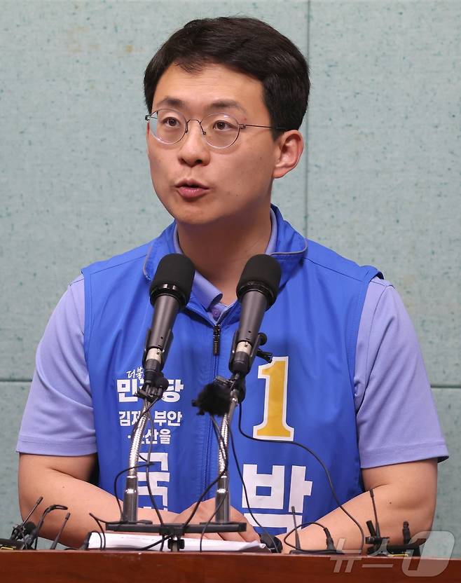 박지원 더불어민주당 군산·김제·부안을 후보가 18일 전북 전주시 전북특별자치도의회에서 새만금자치단체연합 공동 기자회견을 열고 발언을 하고 있다. 2026.5.18 ⓒ 뉴스1 유경석 기자