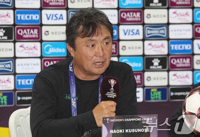 구스노세 나오키 도쿄 베르디 벨레자 감독이 22일 경기 수원시 장안구 수원종합운동장에서 열린 2025-2026 아시아축구연맹(AFC) 여자 챔피언스리그(AWCL) 결승전 기자회견에서 발언하고 있다. ⓒ 뉴스1 김영운 기자