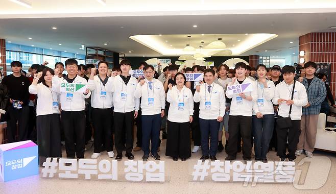 한성숙 중소벤처기업부 장관이 6일 경산시 대구대학교에서 열린 모두의 창업 프로젝트 청년 창업 활성화 토크콘서트에서 참석자들과 기념 촬영을 하고 있다. (중소벤처기업부 제공, 재판매 및 DB 금지) 2026.5.6 ⓒ 뉴스1 김진환 기자
