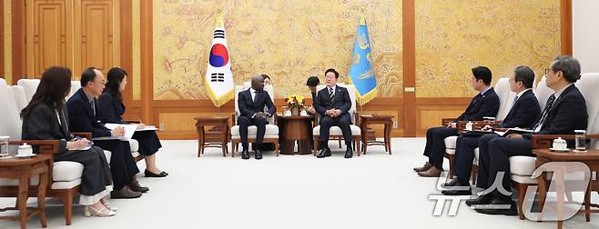 이재명 대통령이 22일 청와대에서 질베르 웅보 국제노동기구(ILO) 사무총장을 접견하고 있다. 2026.5.22 ⓒ 뉴스1 허경 기자