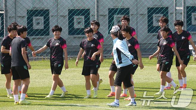 2025-2026 아시아축구연맹(AFC) 여자챔피언스리그(AWCL) 결승전 북한 내고향여자축구단과 도쿄 베르디 벨레자의 경기를 하루 앞둔 22일 경기 수원시 팔달구 수원월드컵경기장 보조경기장에서 열린 공개 훈련에서 북한 내고향여자축구단 선수들이 훈련을 하고 있다. 2026.5.22 ⓒ 뉴스1 김영운 기자