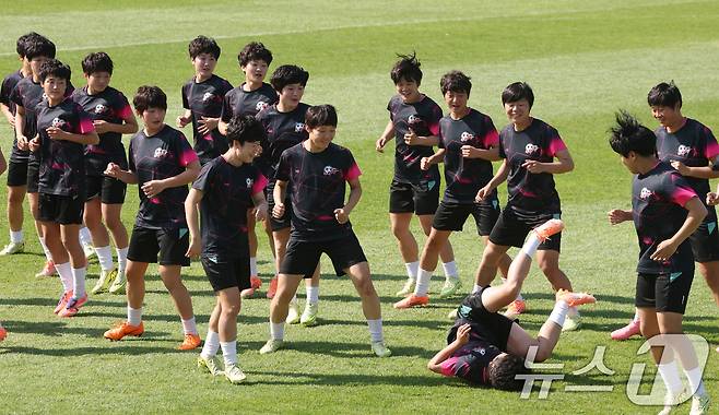 2025-2026 아시아축구연맹(AFC) 여자챔피언스리그(AWCL) 결승전 북한 내고향여자축구단과 도쿄 베르디 벨레자의 경기를 하루 앞둔 22일 경기 수원시 팔달구 수원월드컵경기장 보조경기장에서 열린 공개 훈련에서 북한 내고향여자축구단의 한 선수가 넘어져 주변 선수들이 웃고 있다. 2026.5.22 ⓒ 뉴스1 김영운 기자