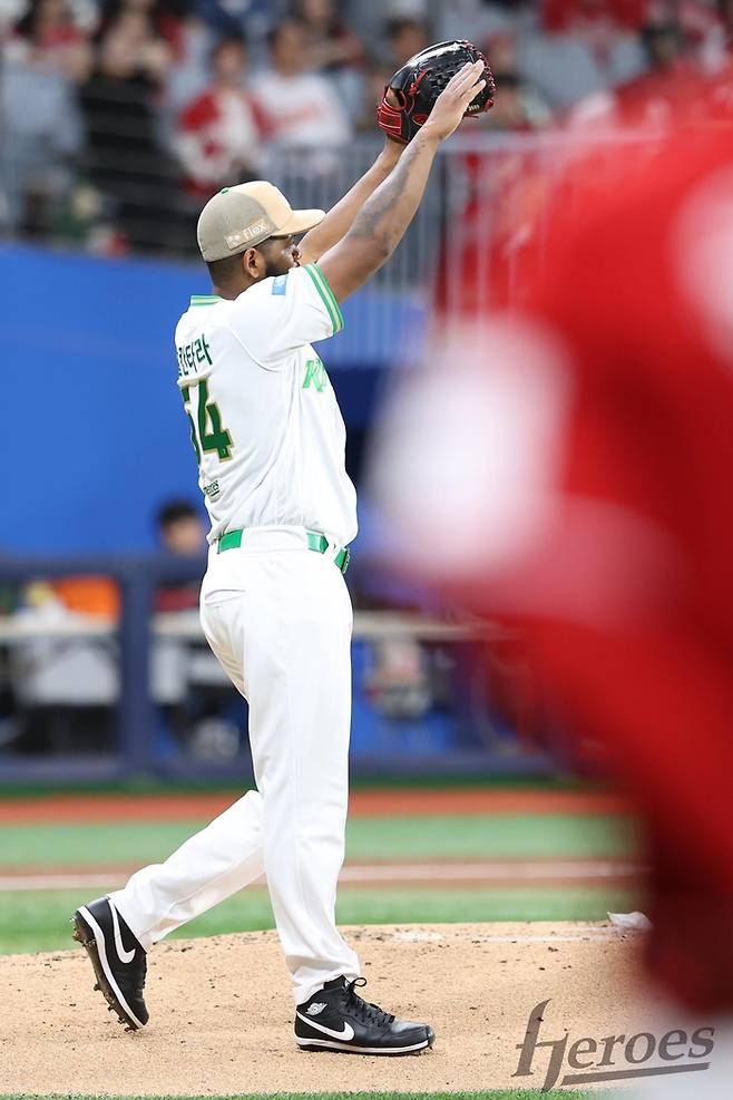 키움 알칸타라가 21일 서울 고척스카이돔에서 열린 2026 KBO리그 SSG전에서 호수비가 나오자 동료를 향해 손짓하고 있다. 사진 | 키움 히어로즈