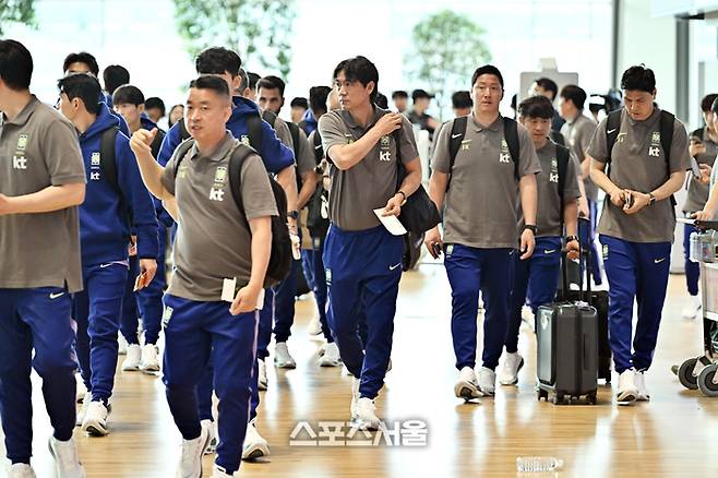 2026 FIFA 북중미 월드컵에 나서는 대한민국 축구 국가대표팀의 홍명보 감독(가운데)와 선수단이 18일 인천국제공항 제2터미널에서 사전 캠프가 차려지는 미국 유타주 솔트레이크시티로 출국하고 있다. 인천국제공항 | 박진업 기자 upandup@sportsseoul.com