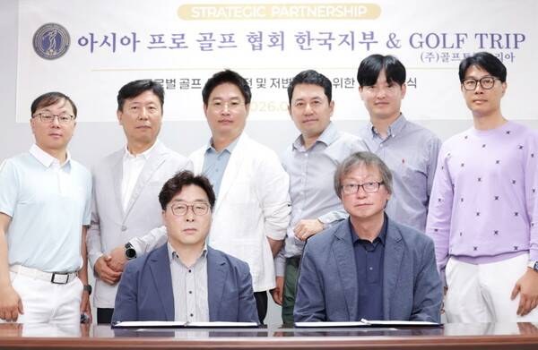 아시아프로골프협회와 골프트립코리아의 업무협약식에 참석한 관계자들이 기념촬영을 하고 있다. 뒷줄 왼쪽부터 시계방향으로 김회군 프로, 이상언 골프트립코리아 여행총괄CEO, 이상훈 골프트립코리아 총괄 프로, 김재환 협회 아시아본부장(서경대 융복합대학원 교수), 고상철 협회 한국본부장, 이수영 프로, 조상현 협회장, 안호철 대표이사. 사진=이혜영 기자