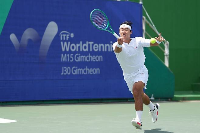 신산희의 22일 2026 ITF 하나증권 김천 M15 단식 8강전 모습. 김도원 기자