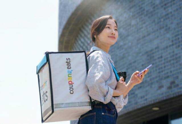 쿠팡이츠 무료배달 두고 "외식업계 활성화"란 주장과 "가짜 상생"이란 지적이 맞서고 있다.