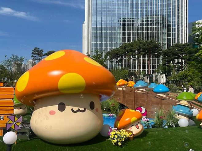 넥슨이 22일 잠실 롯데월드타워 일대에 대규모 오프라인 이벤트 '메이플 어택! 위드 롯데'를 개최했다.ⓒ데일리안 이주은 기자