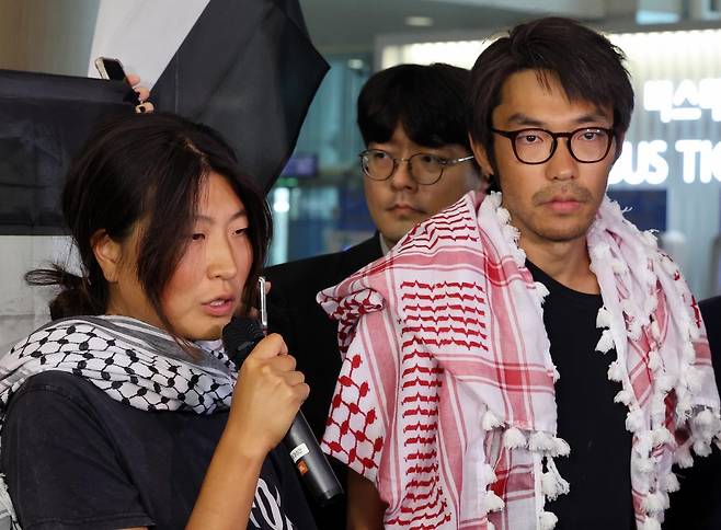 이스라엘군에 나포됐다가 석방된 한국인 활동가 김아현(활동명 해초)씨와 김동현씨가 22일 오전 인천국제공항 제1터미널 입국장으로 귀국해 취재진 질문에 답하고 있다. 2026.05.22 인천공항=뉴시스