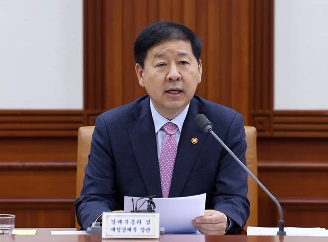 22일 서울 종로구 정부서울청사에서 열린 부동산관계장관회의에서 구윤철 경제부총리 겸 재정경제부 장관이 모두발언을 하고 있다. 뉴스1