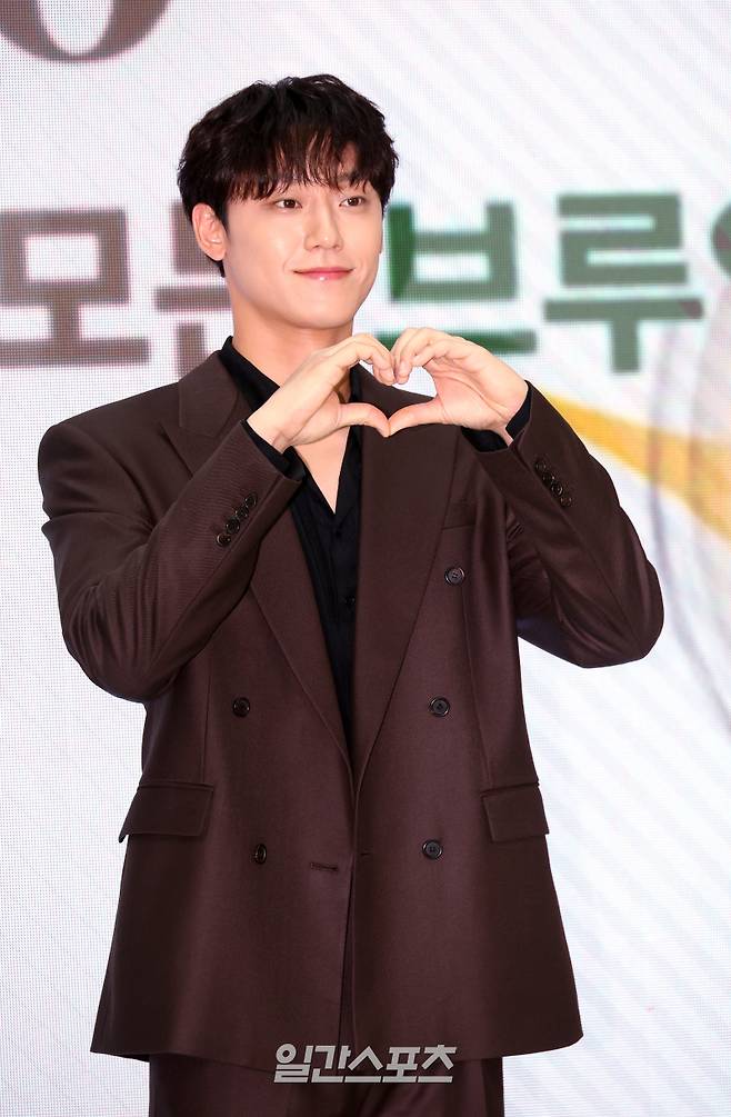 배우 이도현이 21일 오후 서울 영등포구 타임스퀘어에서 열린 커피브랜드 신제품 런칭 기념 포토월 행사에서 포즈를 취하고 있다. 김민규 기자 mgkim1@edaily.co.kr /2025.08.21/