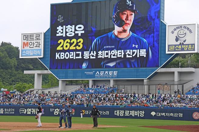 <yonhap photo-5308="">삼성 최형우가 3일 대구 삼성라이온즈파크에서 열린 한화 이글스와의 홈경기에 4타수 4안타로 맹활약하며 손아섭을 밀어내고 통산 최다 안타 1위로 올라섰다. 사진=삼성 제공</yonhap>