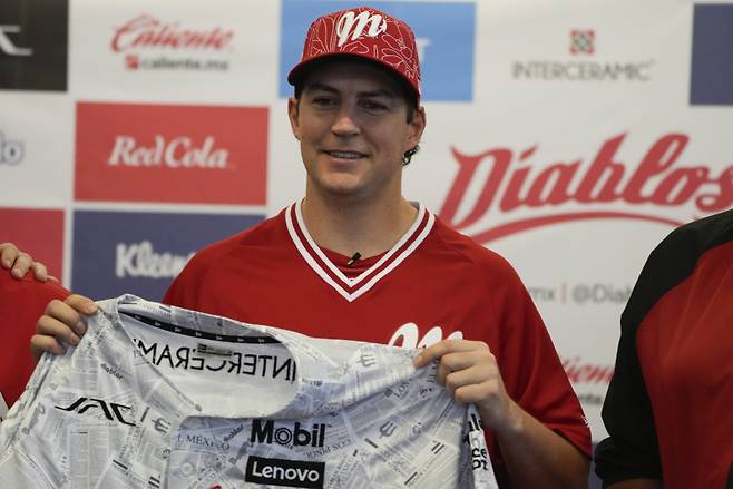 <yonhap photo-0664=""> Trevor Bauer attends his introduction ceremony as Diablos de Mexico's new starting pitcher at Alfredo Harp Hel? stadium in Mexico City, Friday, March 22, 2024. (AP Photo/Fernando Llano)/2024-03-23 06:08:02/ <저작권자 ⓒ 1980-2024 ㈜연합뉴스. 무단 전재 재배포 금지, AI 학습 및 활용 금지></yonhap>
