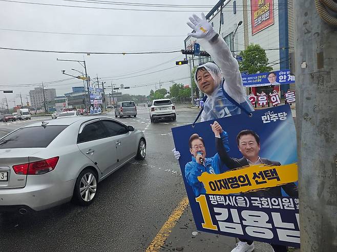 21일 경기 평택시 안중읍 홈플러스 사거리에서 김용남 더불어민주당 후보가 시민들에게 출근길 인사를 하고 있다. 김 후보는 '이재명의 선택'을 선거 슬로건으로 내세웠다. 평택=박태인 기자