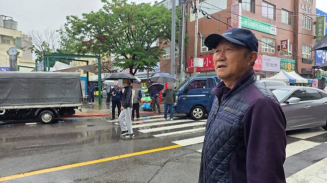 21일 경기 평택시 안중읍 안중시장 삼거리에서 만난 염동식(71)씨는 “평택 출신은 유의동 한 사람밖에 없다. 민주당을 견제하기 위해서라도 반드시 보수가 당선돼야 한다”고 했다. 평택=양수민 기자