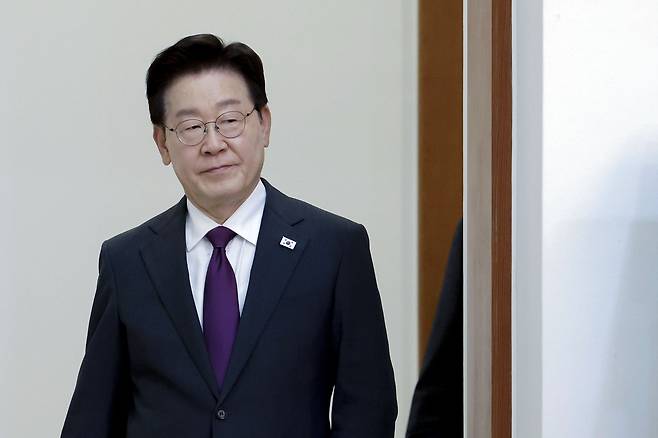 이재명 대통령이 지난 21일 청와대에서 수석보좌관회의에 입장하고 있다. 연합뉴스