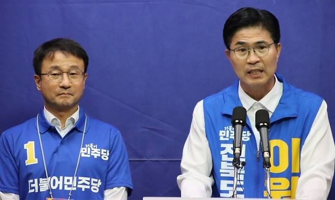 이원택 더불어민주당 전북지사 후보가 한병도 원내대표와 함께 기자회견을 열고 공약을 발표하고 있다. 이원택 후보 선대위 제공