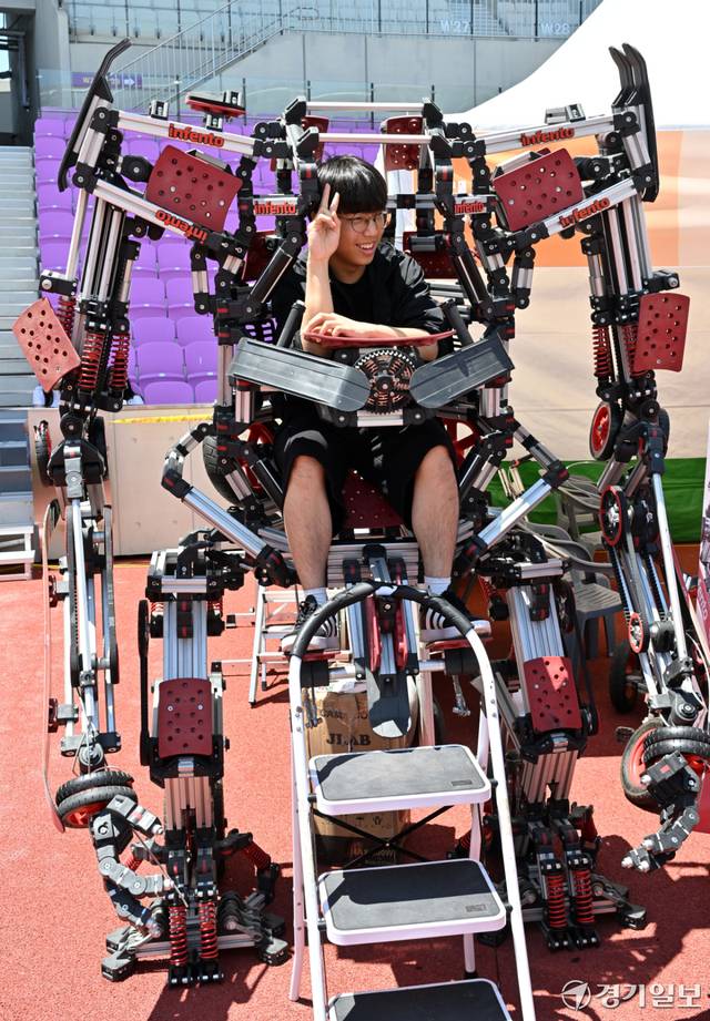 22일 광주시 G-스타디움에서 열린 '2026 경기도 청소년 진로·문화 축제'에서 청소년들이 다양한 진로, 문화 관련 체험을 하고 있다. '나는 경기도 청소년이다!' 란 슬로건으로 열린 이번 축제에선 청소년 동아리 경연대회, 스포츠동아리 한마당 등이 진행됐으며, 130여개 체험부스도 운영됐다. 김시범기자