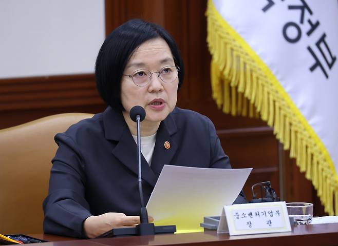 한성숙 중소벤처기업부 장관이 22일 서울 종로구 정부서울청사에서 열린 비상경제본부 회의 겸 경제장관ㆍ국가창업시대전략회의 및 부동산관계장관회의에서 모두의 창업 프로젝트 모집현황 및 향후 추진계획을 소개하고 있다.<중기부>