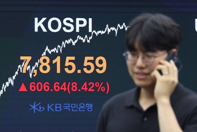 지난 21일 서울 여의도 kb국민은행 딜링룸에서 관계자가 업무를 보고 있다. 뉴시스
