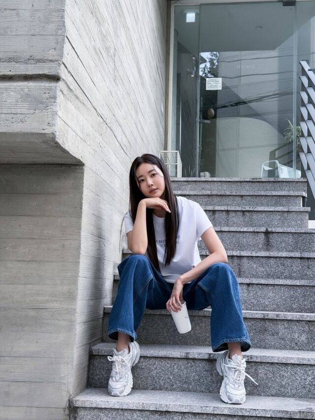 배우 김사랑이 화보 촬영을 진행 중인 모습. / 김사랑 소셜미디어