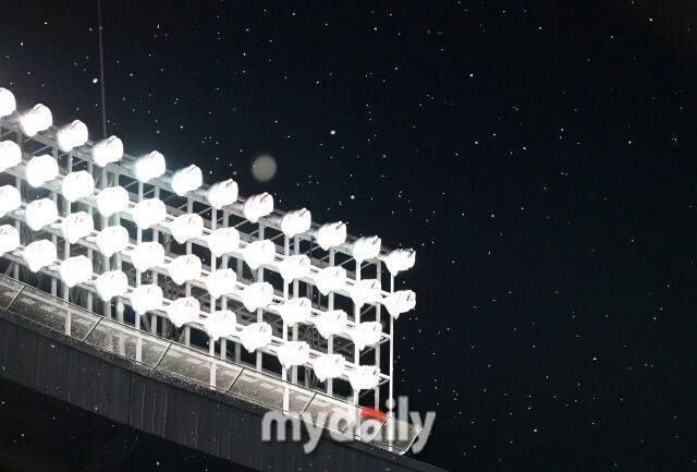 동양하루살이가 잠실구장 하늘을 뒤덮고 있다 / 잠실 = 유진형 기자 zolong@mydaily.co.kr