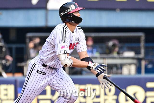 31일 서울 잠실야구장에서 열린 '2025 신한 SOL BANK KBO리그' 삼성 라이온즈와 LG 트윈스 경기. LG 이영빈이 3회말 선두타자로 나와 안타를 치고 있다./마이데일리