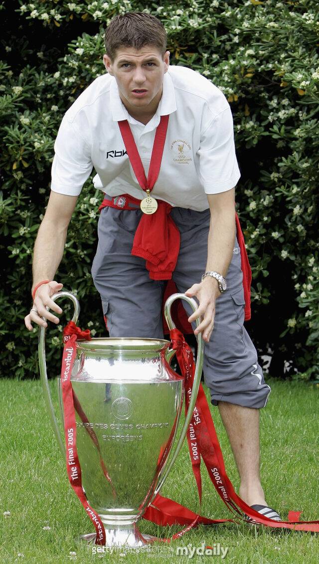 2004-2005 UEFA 챔피언스리그 우승 트로피 앞에 선 제라드. /게티이미지코리아
