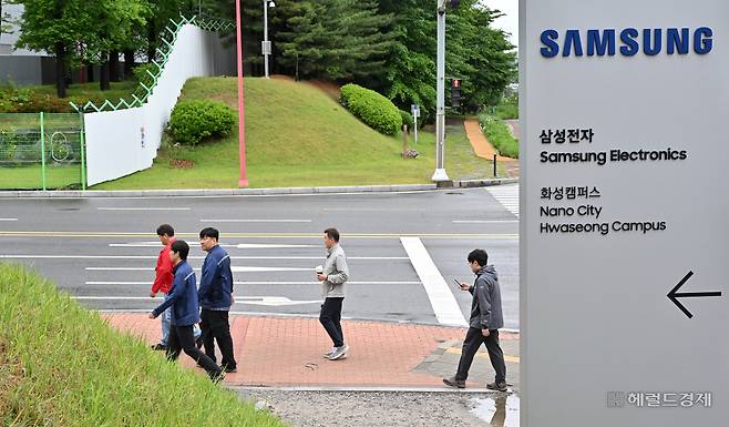 삼성전자 노사가 간밤 총파업 시작 전 임금협상 잠정 합의안을 도출했다. 잠정 합의안이 노조 찬반투표에서 통과되면 지난해 12월 이후 5개월 넘게 이어진 노사갈등도 최종 마무리될 것으로 보인다. 21일 오전 경기도 화성시 삼성전자 화성캠퍼스에서 직원들이 출근하고 있다. 화성=임세준 기자