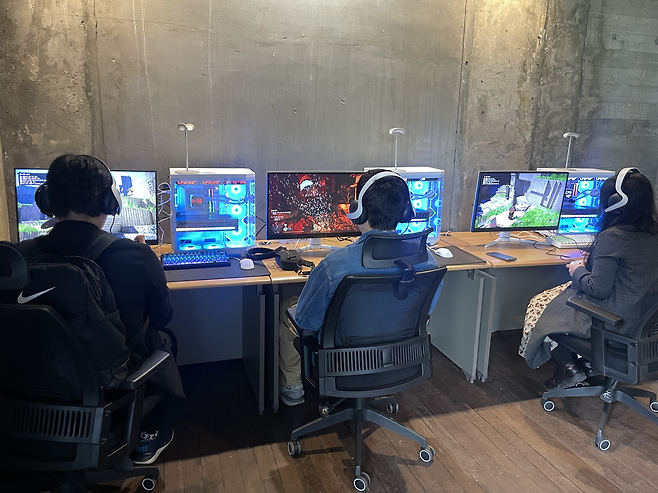 ‘붉은사막 X AMD 팝업스토어 2025’에 방문한 관람객이 펄어비스가 7년만에 내놓은 신작 ‘붉은사막’을 체험하고 있는 모습. 차민주 기자