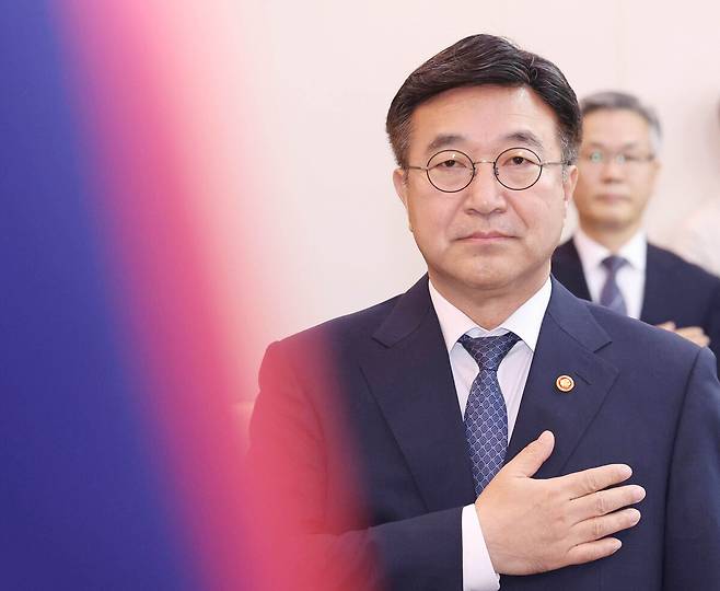 윤호중 행정안전부 장관이 지난 19일 오후 서울 종로구 정부서울청사에서 제4회 중앙지방정책협의회를 주재하기 앞서 국민의례 하고 있다. 뉴시스