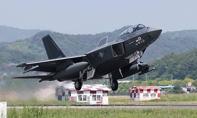 13일 경남 사천시 공군3훈련비행단에서 국산 초음속 전투기 KF-21 시제기가 이륙하고 있다. 사천=뉴시스