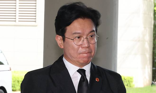지난 18일 세종시 정부세종청사 중앙노동위원회에서 열린 2차 삼성전자 노사 사후조정 회의가 열리고 있는 가운데 김영훈 고용노동부 장관이 고용노동부청사로 들어가고 있다. 뉴시스