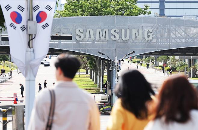 삼성전자 노사가 도출한 임금협상 잠정 합의안의 찬반투표가 22일 시작된다. 이번 잠정 합의안이 노조 투표에서 통과되면 최종적으로 법적 효력을 갖게 된다. 사진은 22일 경기도 수원시 삼성전자 본사 모습 ⓒ 연합뉴스