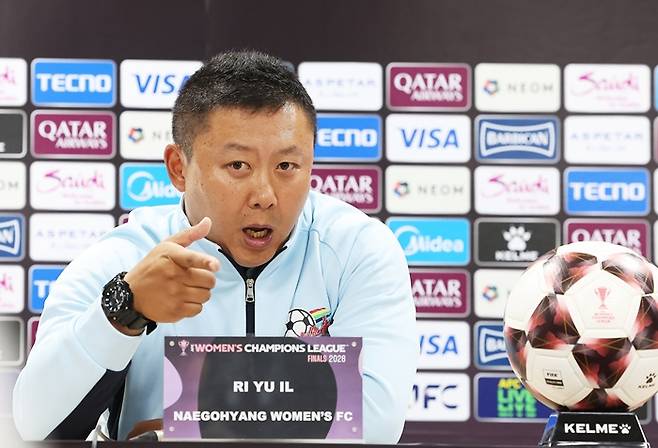 ▲ 22일 경기도 수원종합운동장에서 열린 아시아축구연맹(AFC) 여자 챔피언스리그(AWCL) 결승 기자회견에서 내고향여자축구단 리유일 감독이 취재진 질문 내용을 확인하고 있다. ⓒ연합뉴스