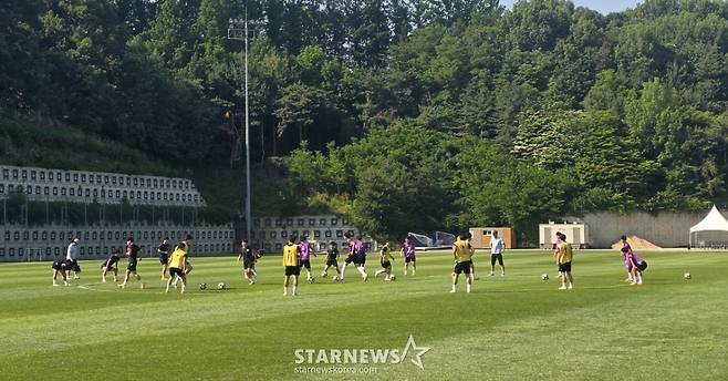 2025-2026 아시아축구연맹(AFC) 여자챔피언스리그(AWCL) 결승전 북한 내고향여자축구단과 도쿄 베르디 벨레자의 경기를 하루 앞둔 22일 경기 수원시 팔달구 수원월드컵경기장 보조경기장에서 열린 공개 훈련에서 북한 내고향여자축구단 선수들이 훈련을 하고 있다. /사진=김명석 기자