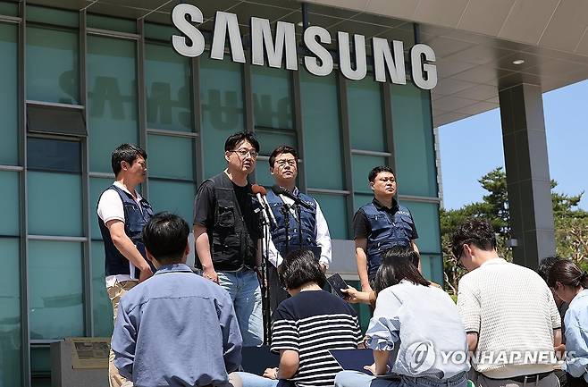 삼성전자 동행노조, 잠정합의안 입장 발표 (수원=연합뉴스) 권준우 기자 = 삼성전자 노사 임금협상 잠정합의안 찬반 투표가 시작되는 22일 오후 경기 수원시 삼성전자 정문 앞에서 디바이스경험(DX) 부문 직원들이 주축이 된 삼성전자 노동조합 동행(동행노조) 집행부가 잠정합의안 및 찬반투표 참여 범위에 대한 입장을 밝히고 있다. 2026.5.22 stop@yna.co.kr