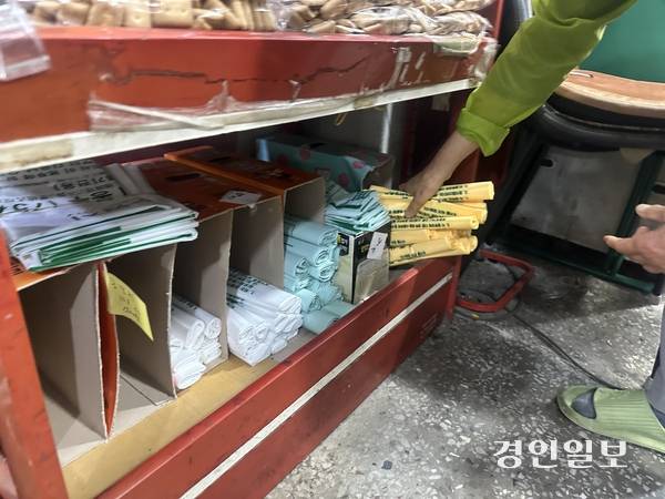 수원시 한 시장 인근 종량제봉투 판매업소의 대형 음식물 쓰레기봉투 진열 칸이 텅 비어 있다. 한 상인은 “시장 상인들이 큰 용량 봉투를 찾는 단골인데, 물량이 없다 보니 신뢰가 크게 떨어졌다”고 토로했다.2026.5.22 /목은수기자wood@kyeongin.com