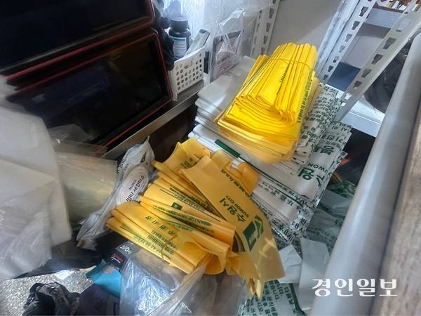 수원시 한 시장 인근 종량제봉투 판매업소에는 소형 음식물 쓰레기봉투만 진열돼 있었다. 이날 방문한 인근 종량제봉투 판매소 4곳 모두 10ℓ 음식물 전용 봉투는 판매하지 않고 있었다. 2026.5.22 /목은수기자wood@kyeongin.com