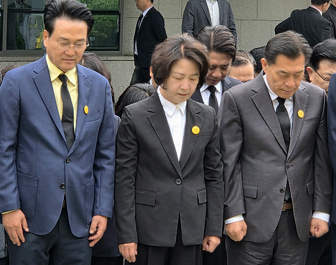 ▲ 추미애 더불어민주당 경기도지사 후보가 23일 오전 수원시 연화장에서 열린 고 노무현 전 대통령 서거 17주기 추모 행사에서 묵념하고 있다./박다예 기자 pdyes@incheonilbo.com