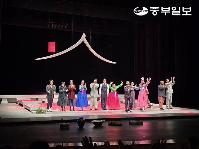 지난 22일 안산문화예술의전당 해돋이극장에서 열린 화류비련극 '홍도' 공연이 끝난 후 출연진들이 관객에게 인사하고 있다. 이준도기자