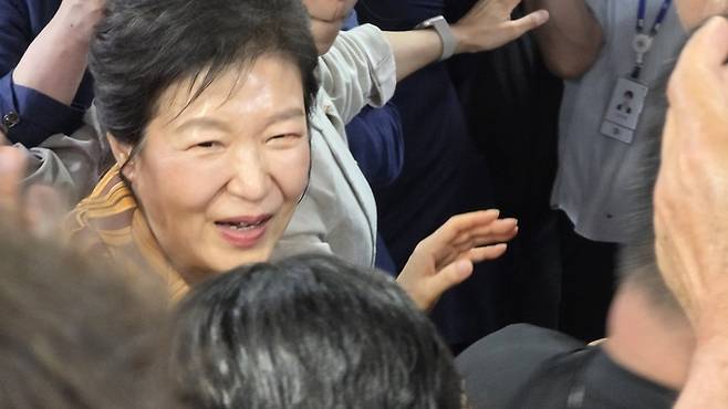 ▲ 23일 대구 북구 칠성시장을 찾은 박근혜 전 대통령이 상인들에게 웃으며 인사를 하고 있다. 전재용 기자