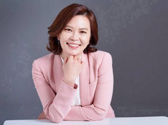 양소영 법무법인 숭인 대표 변호사. △26년 가사변호사 △한국여성변호사회 부회장 △사단법인 칸나희망서포터즈 대표 △전 대한변협 공보이사 △인생은 초콜릿 에세이, 상속을 잘 해야 집안이 산다 저자 △YTN 라디오 양소영변호사의 상담소 진행 △EBS 라디오 양소영의 오천만의 변호인 진행 △MBN 한 번쯤 이혼할 결심, KBS 무엇이든 물어보세요